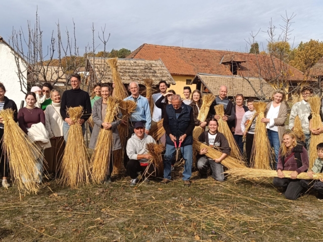 11. Csoportkép a megkötött kévékkel